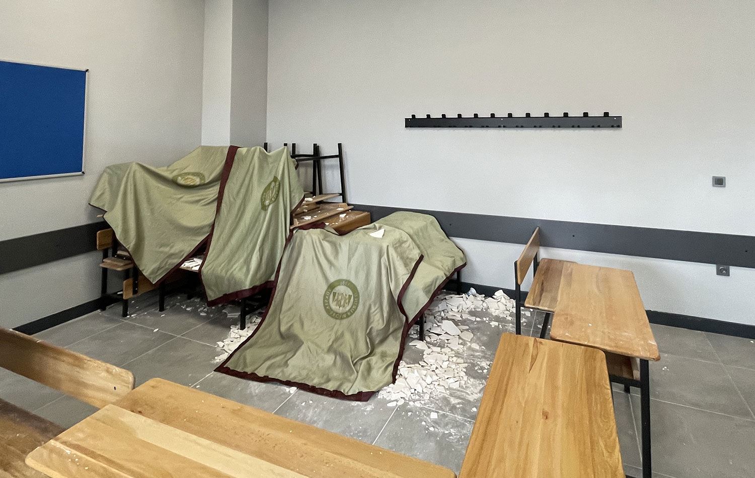 İki sandık müşahidinin başına tavan sıvası düştü