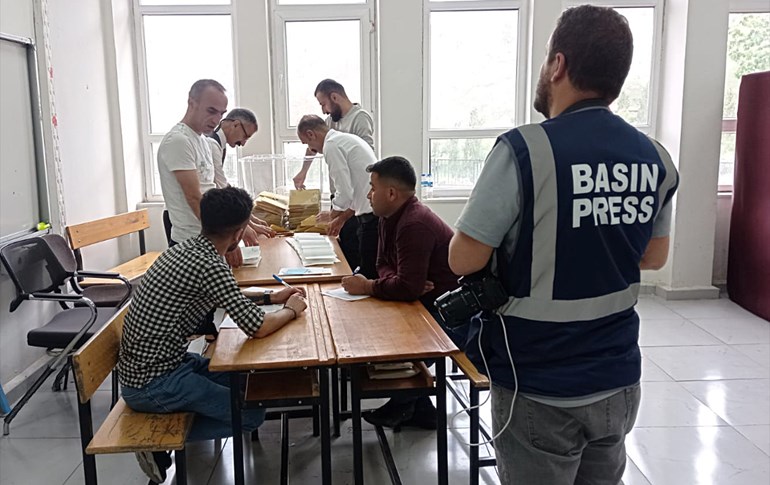 جیاکردنەوەی دەنگەکان لە بنکەیەکی دەنگدان لە ئەنقەرە