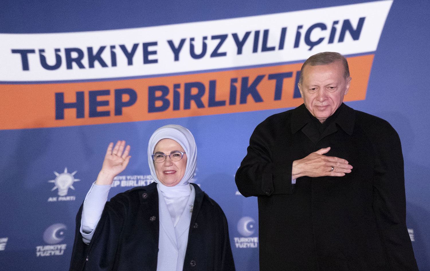 Erdoğan 'balkon'a çıktı: Açık ara öndeyiz