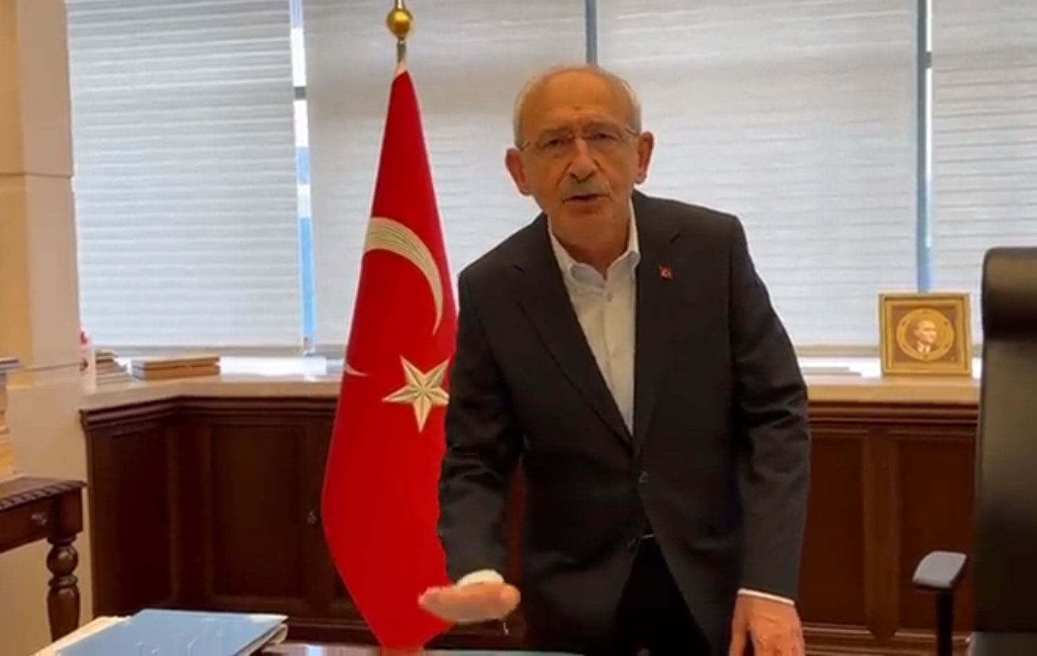 Kılıçdaroğlu masaya elini vurdu: Buradayım, sonuna kadar mücadele edeceğim
