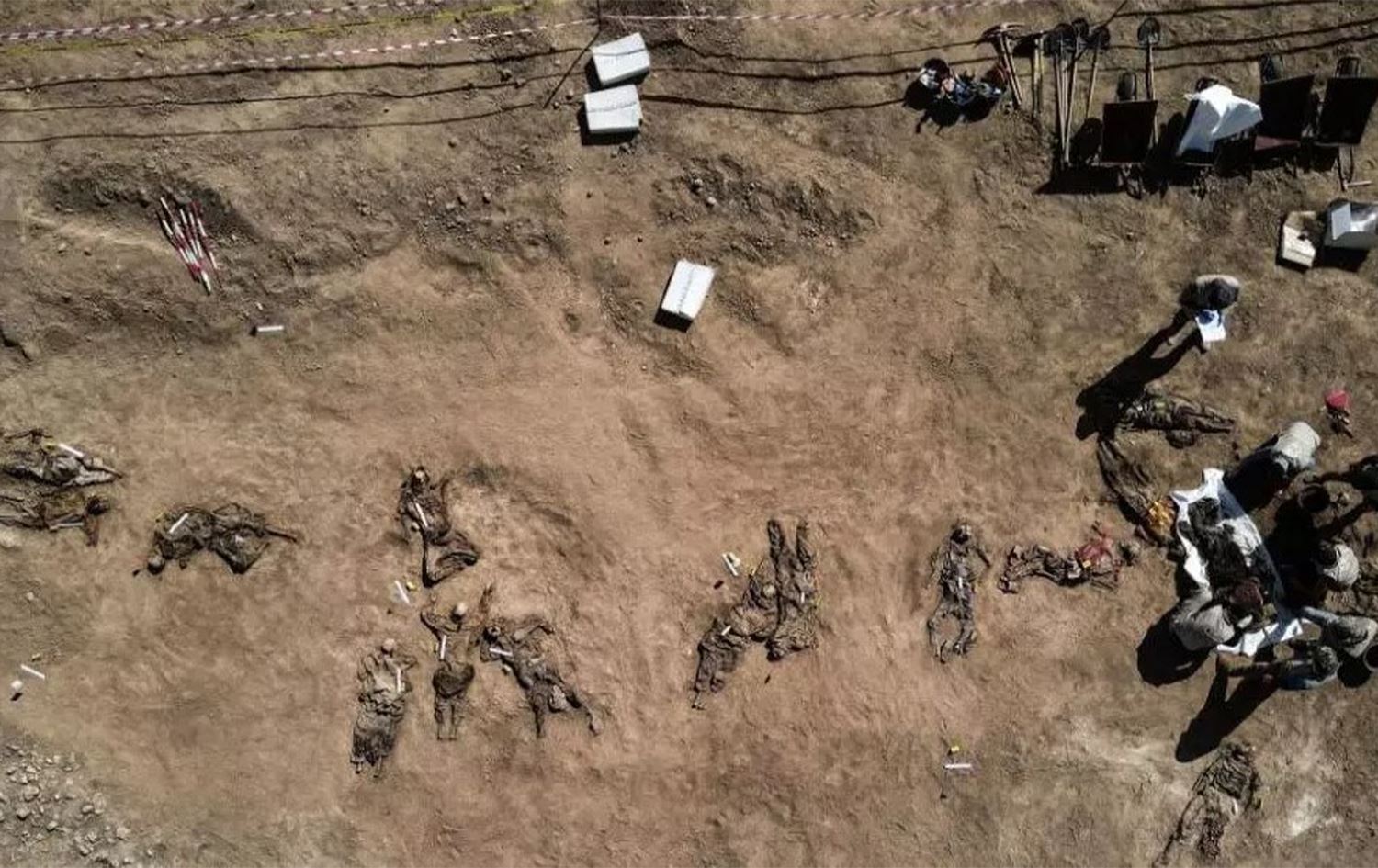 تشييع 78 شخصاً أعدمهم داعش وعُثر على رفاتهم في مقبرة جماعية بالموصل