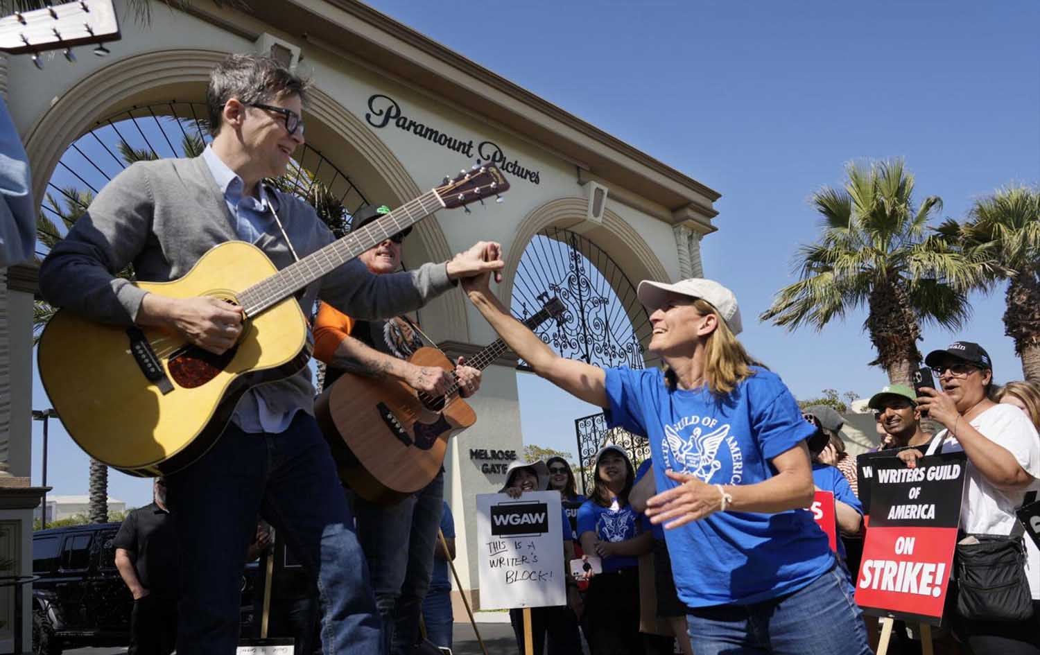 گرووپی ویزەر کۆنسێرتێک بۆ نووسەرانی مانگرتووی ئەمریکا سازدەکات