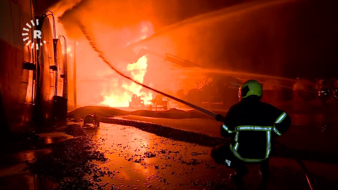 Li ser rêya Hewlêr-Mexmûrê agir bi depoyeke benzînê ket