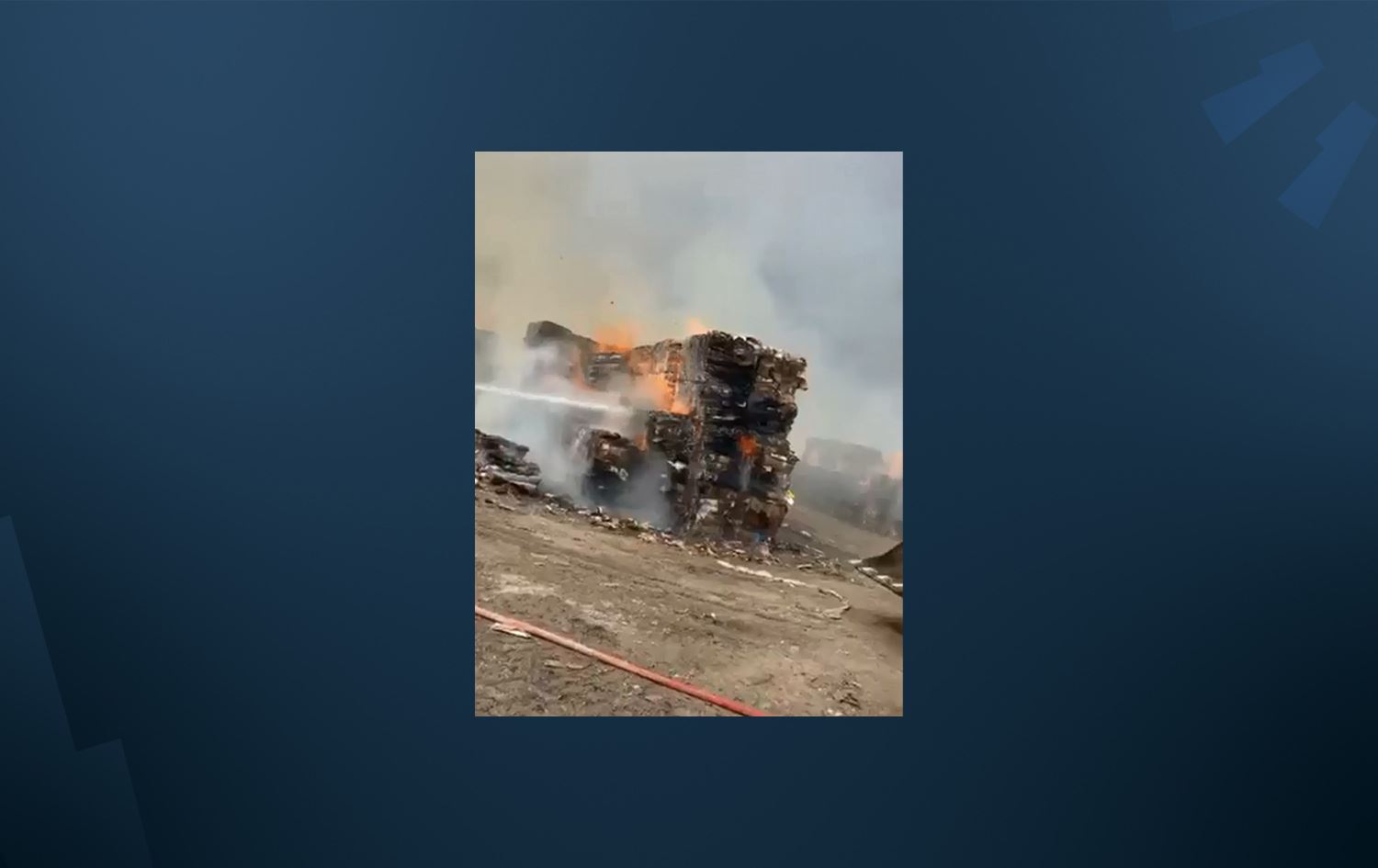 لە زاخۆ بەهۆی هەورەبرووسکەوە گۆڕەپانێکی کۆکردنەوەی کارتۆن ئاگری گرت