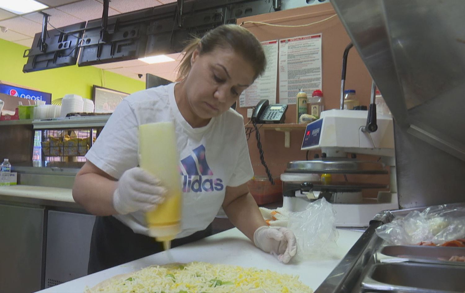 ژنێکی کورد لە ئەمریکا پیتزا دروست دەکات و لەگەڵ هاوژینەکەی بزنسێکی سەرکەوتوویان هەیە