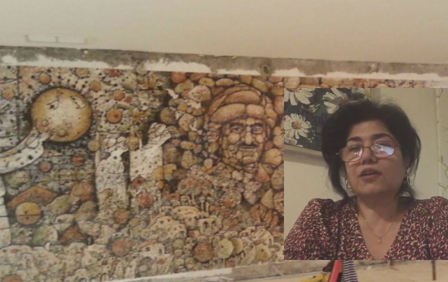 Tabloya li ser dîwarê Yadgeha Nîştimanî ya Barzanî şêwekareke ji Kobaniyê çêkiriye