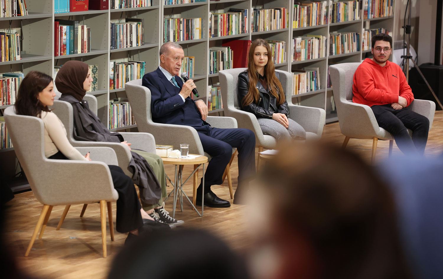 Erdoğan gençlerle buluştu: Gelin bu zatı siyasetten de emekli edin