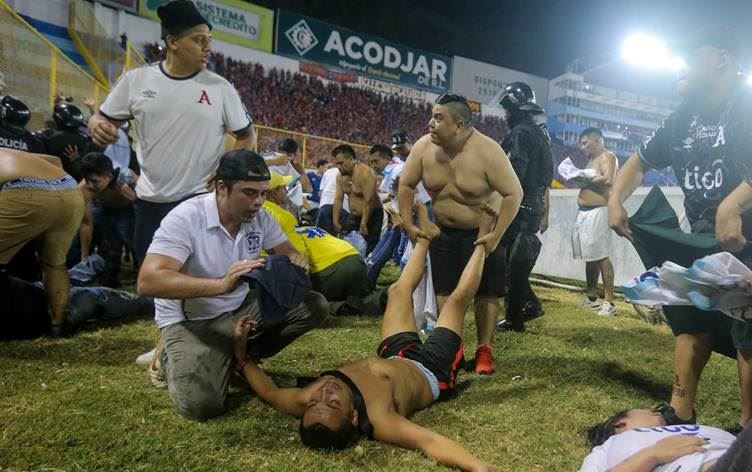 VİDEO - Futbol maçında facia! 12 ölü, yüzlerce yaralı