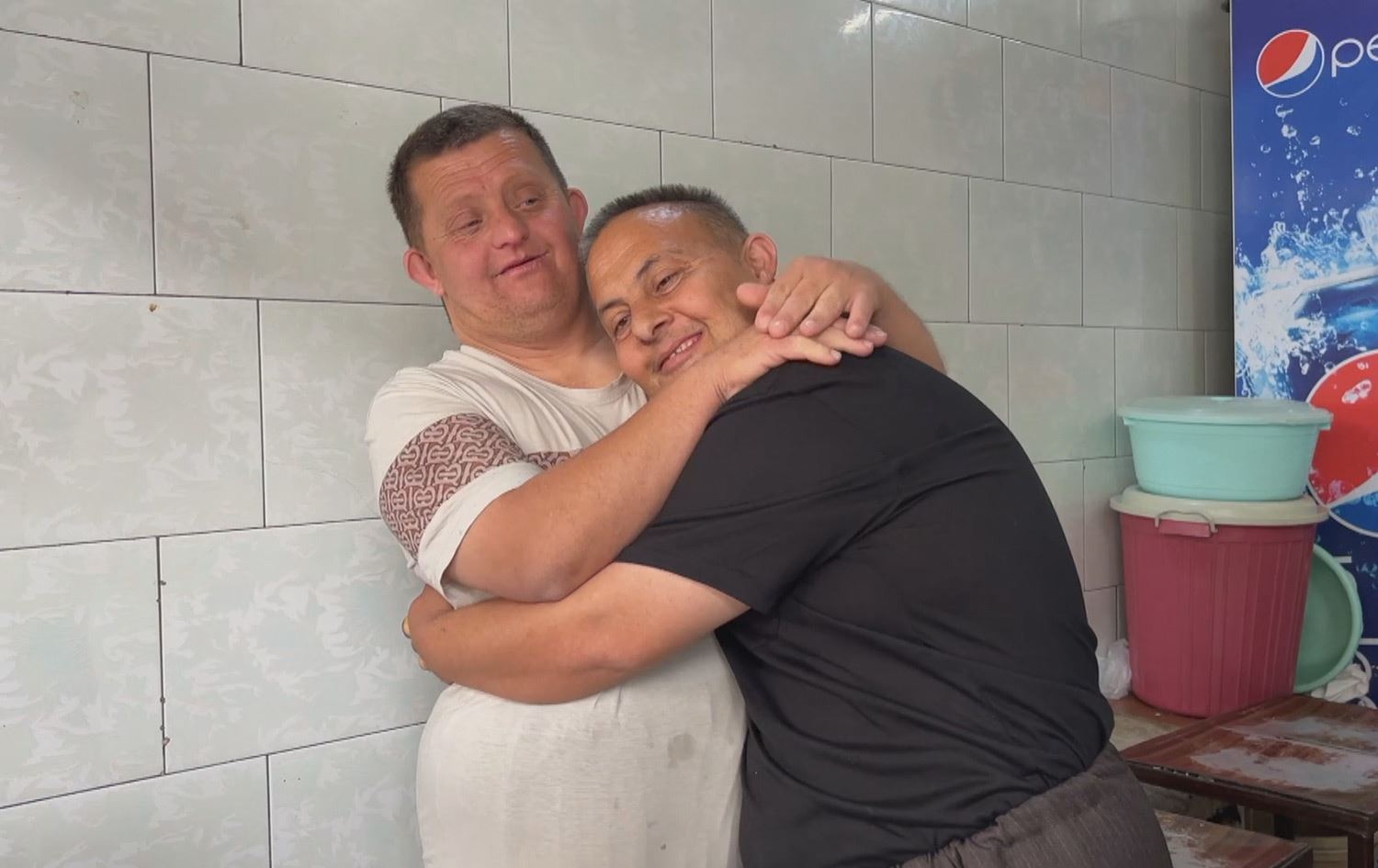 لە رانیە دوو هەڵگری کۆنیشانەی داون لە چایخانەیەک کار دەکەن