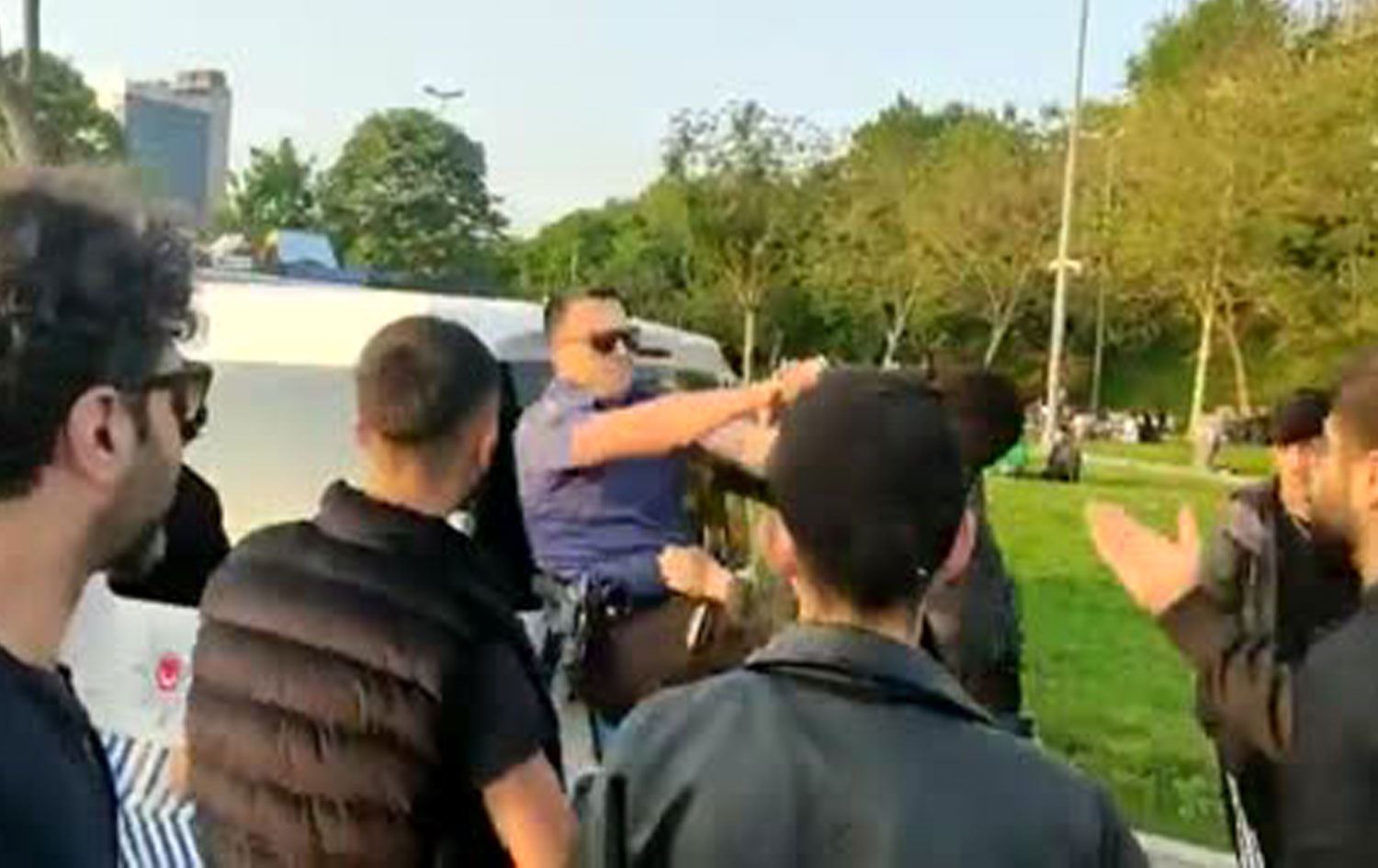 Kadıköy'de polisle bir grup arasında arbede: 4 gözaltı