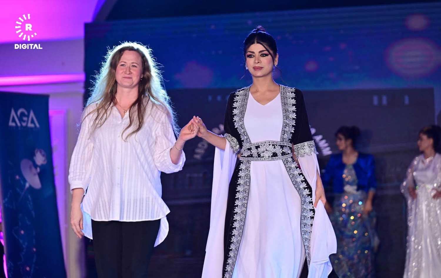  کۆستینا ئێڤگینیا لەگەڵ مۆدێلێک لە دووەمین نمایشی جلوبەرگی هەولێر کە دیزاینێکی ئەوی پۆشیوە. وێنە: بڵند تاهیر