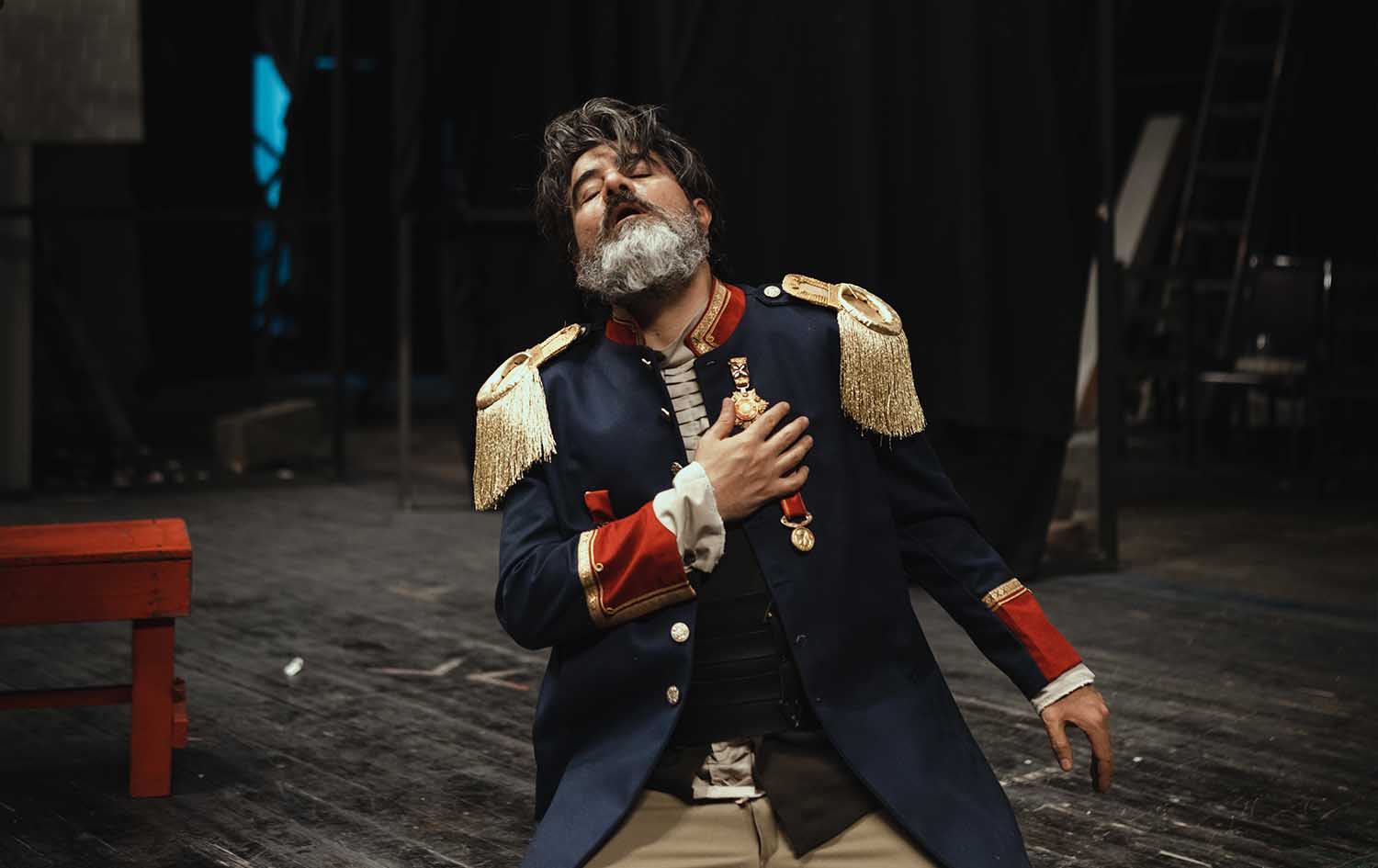 پێشڕەو حوسێن لە شانۆیی 'تۆ مەچۆ بۆ شەڕ'