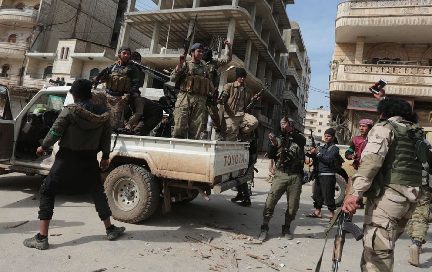 Li Efrînê di navbera çekdarên Siltan Murad û polîsên serbazî de şer derket