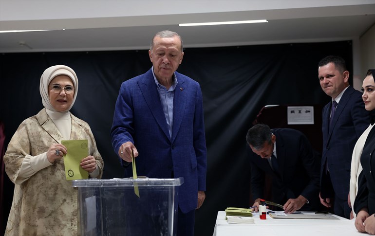 Recep Tayyip Erdogan û hevjîna wî Emîne Erdogan di dema dengdanê de.