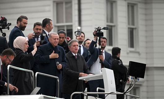 Serokkomarê Tirkiyeyê Recep Tayyip Erdogan li bajarê Stenbolê li Kisikliyê li ber mala xwe daxuyanî da