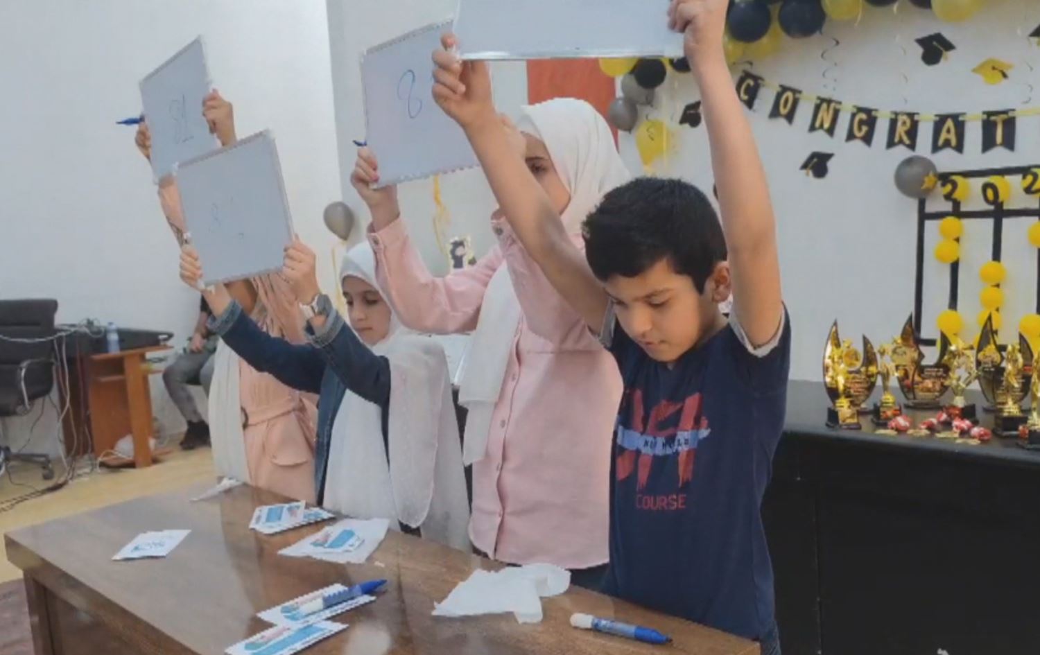 Di pêşbirka matîmatîkê de 6 zarokên Efrînî li ser asta 7 welatên Erebî bûn yekem