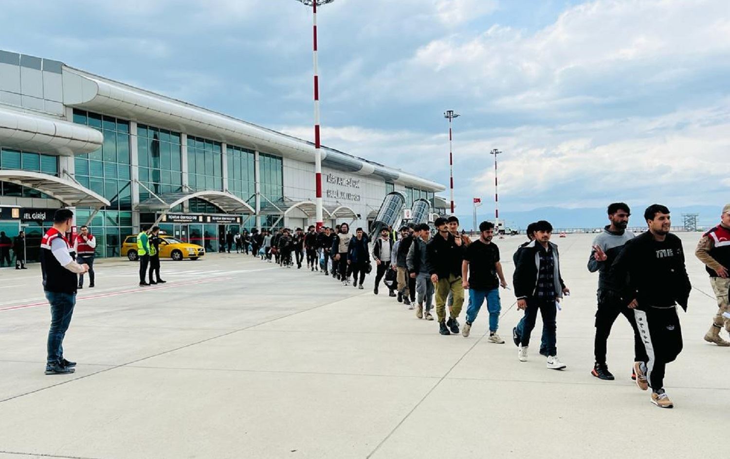 Tirkiyê di nava hefteyekê de 1761 koçber dersînor kirin