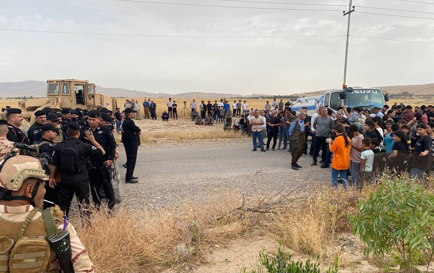 Hêzên Iraqê ji 20ê Gulanê ve çûbûne dora Kampa Mexmûrê û hewl didan dora wê bi têlan bigirin.