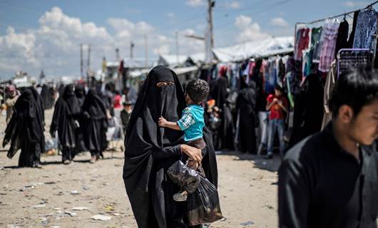 أفراد من عوائل داعش في مخيم الهول 
