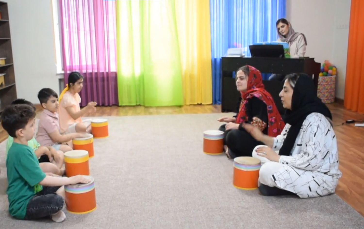 Li Mihabadê fêrgehek zarokan fêrî muzîkê û jenîna enstrumanan dike