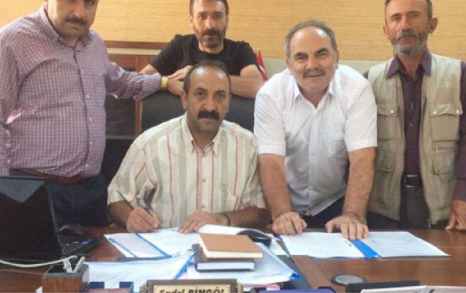 Foto: Karlıova ilçe Belediye Başkan Yardımcısı Sadri Bingöl (Ortada oturan)