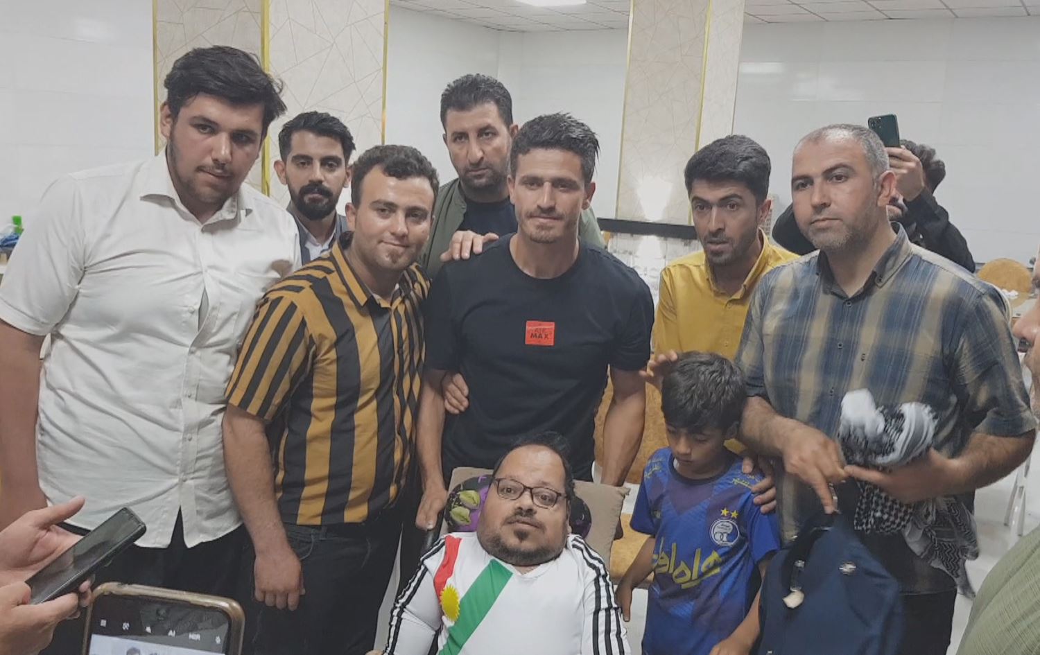 Futbolîstê navdar ê Kurd li Urmiyê ji aliyê gel ve bi germî hat pêşwazîkirin