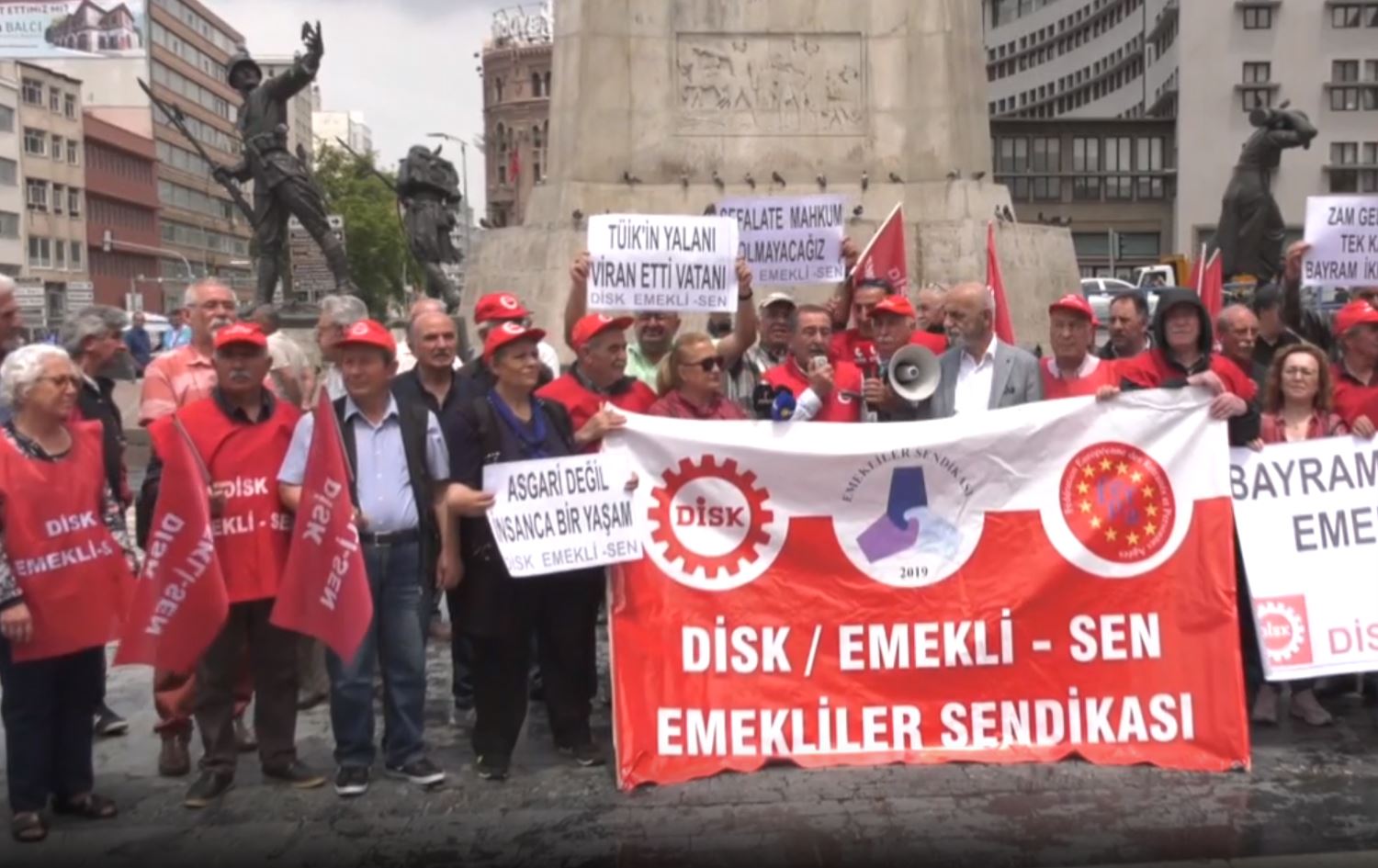 Xelk daxwaza zêdekirina mûçeya kêmane û ya xanenişînan tê kirin