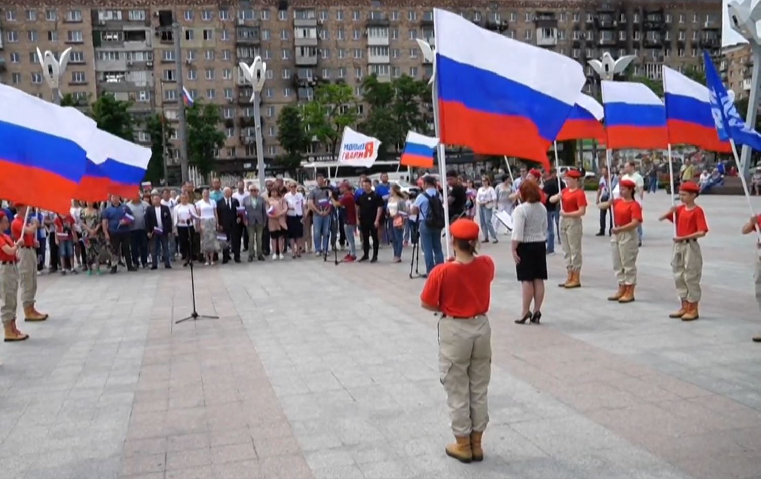 Mariupolê di bin alaya Rûsyayê de salvegera Roja Nîştimana Dayik pîroz kir