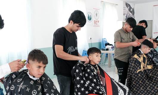 صور.. حملة طوعية لحلاقة شعر أكثر من 200 لاجئ بمخيم في أربيل