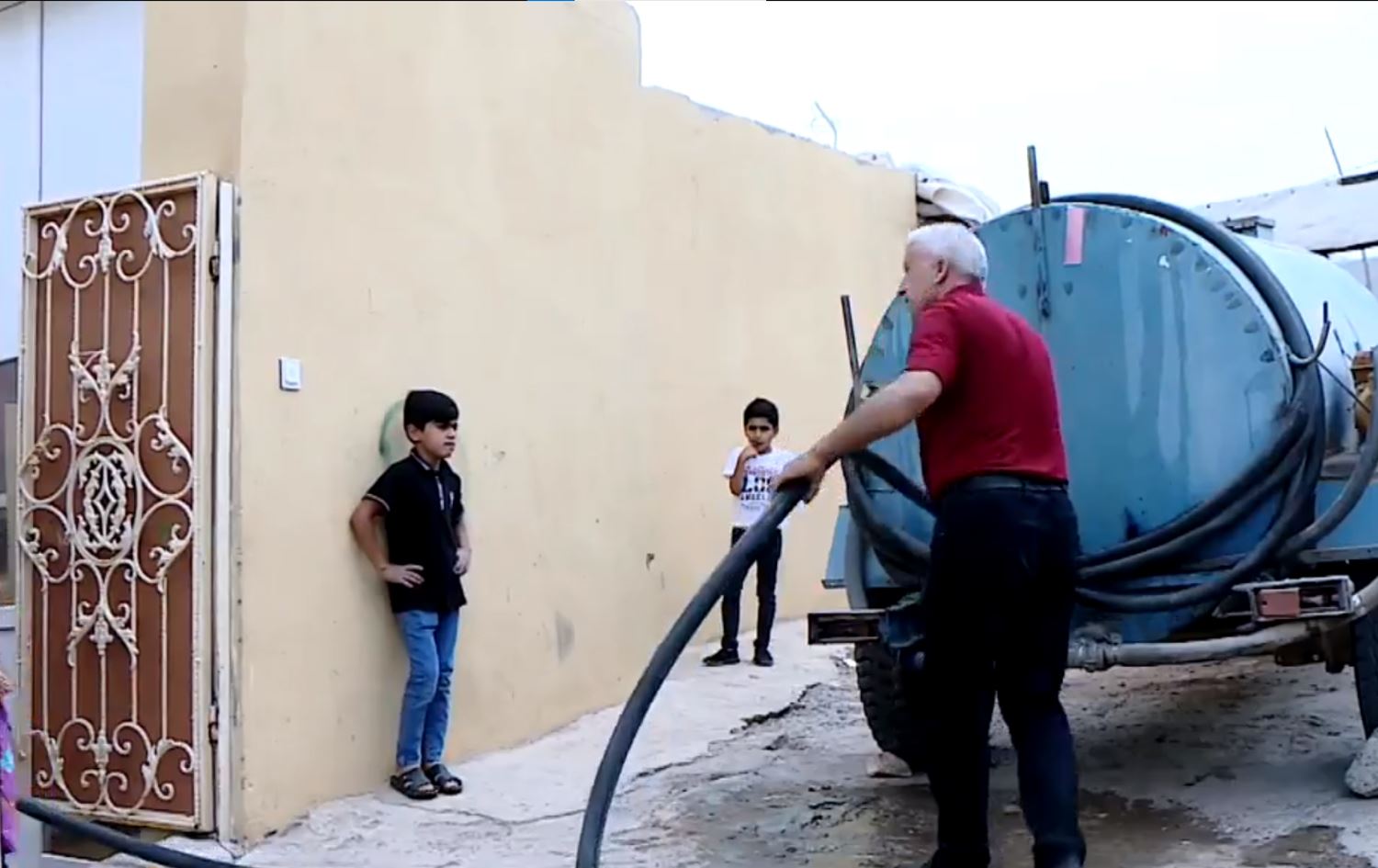 Asta ava 40 bîrên parêzgeha Duhokê daketiye; xelk bi tankeran avê dikirin