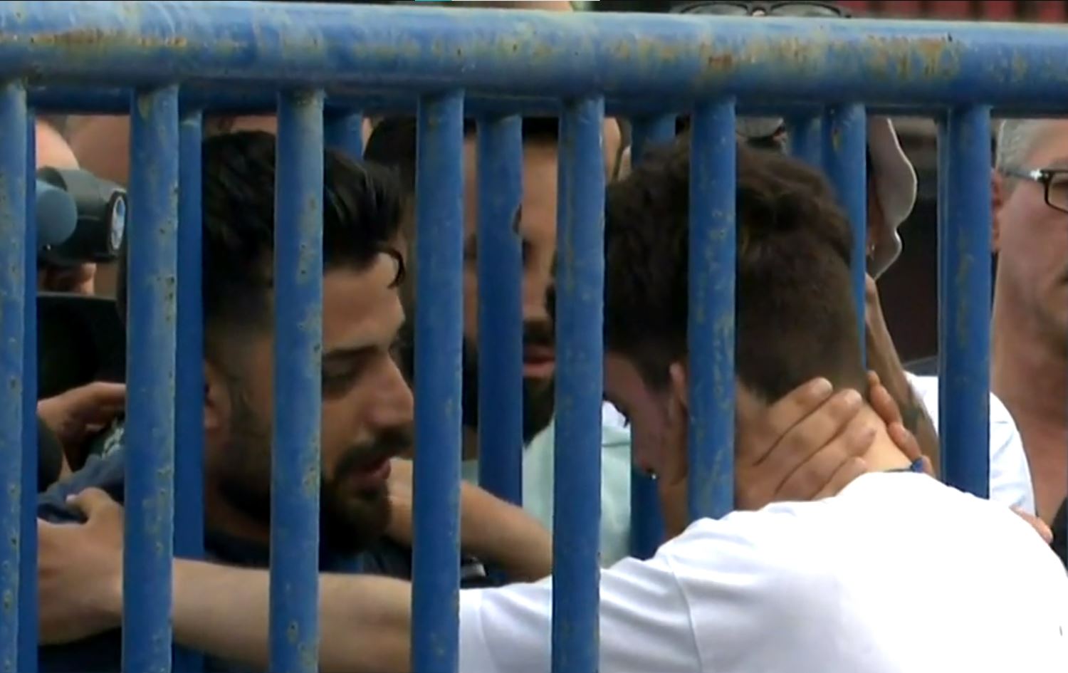 Rizgarbûyê keştiya binavbûyî bi dîtina birayê xwe şad dibe