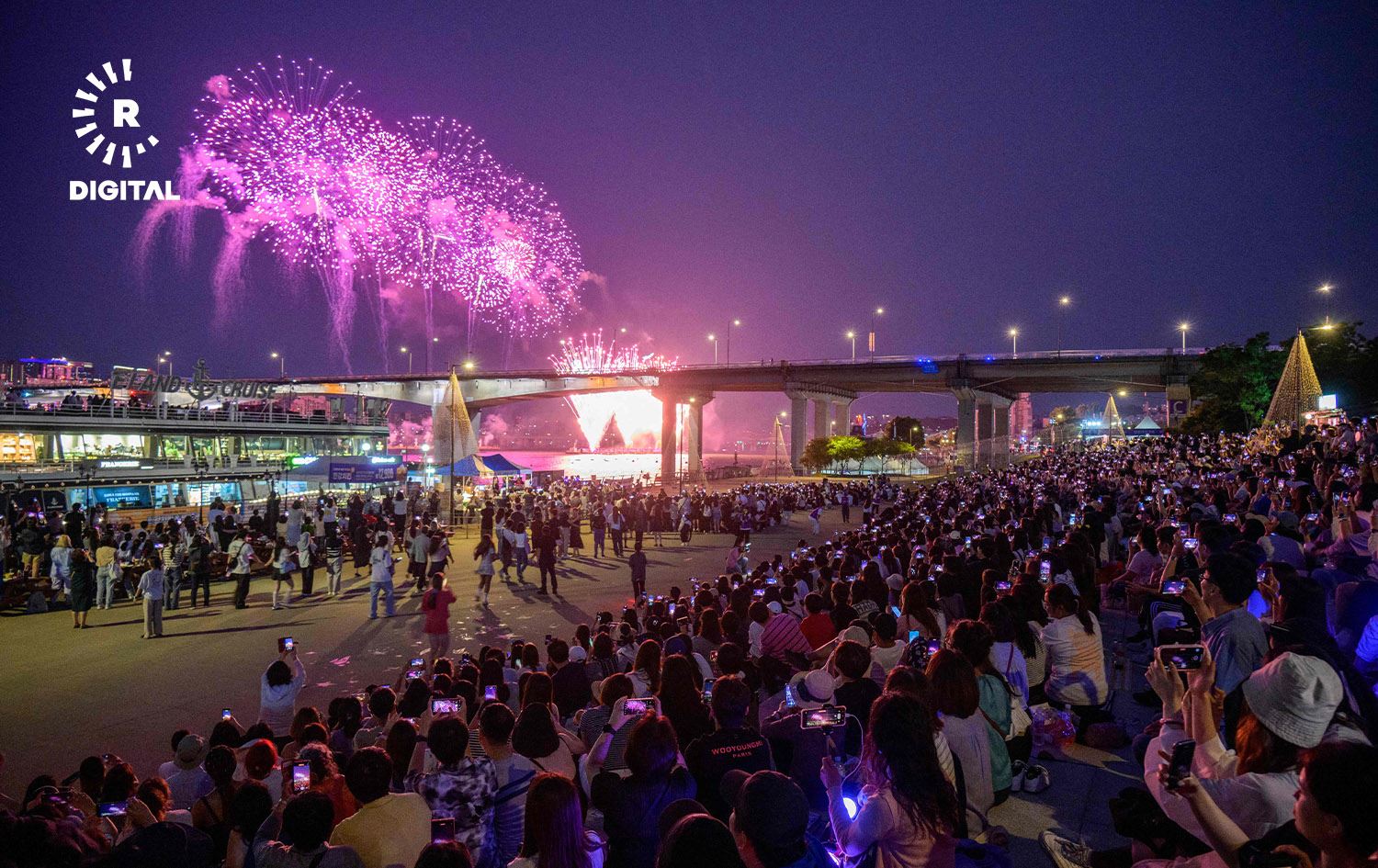 هەوادارانی 'بی تی ئێس' لە یادکردنەوەی 10 ساڵەی دامەزراندنی گرووپەکە لە سیئۆل، وێنە: AFP