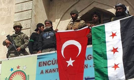 مسلحون تابعون للمعارضة رفقة جنود أتراك رافعين علم الثورة السورية والعلم التركي 