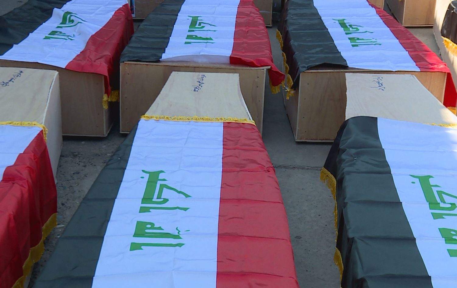 کەسوکاری قوربانییانی کوردی ئێزدی ناچاردەکرێن تابووت و ئاڵای عێراق بۆ رووفاتەکانیان بکڕن