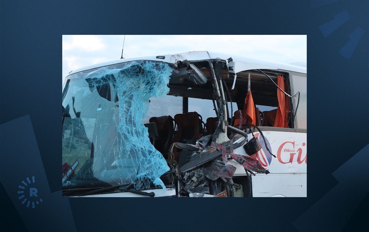 Îro li ser rêya Afyon-Denîzliyê barhilgirek û otobusek li hev qelibîn.