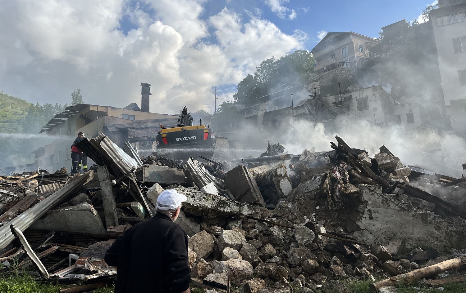 Li Erzeromê agir bi avahiyan ket: 12 mal şewitîn