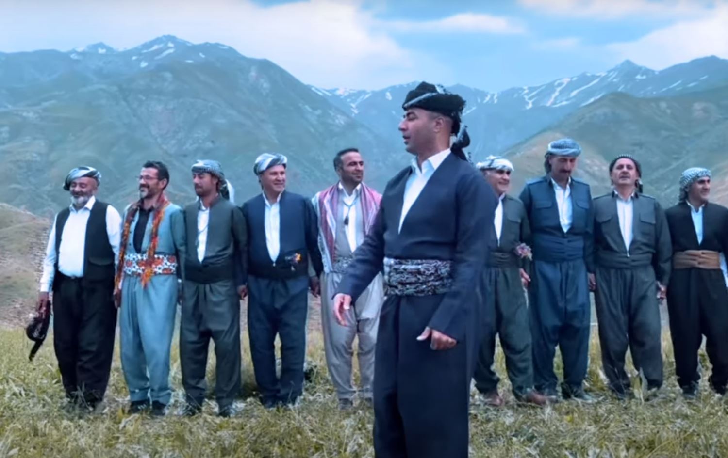 Stranbêjê Şemzînanî Bekirxan di klîpa xwe de cih da Sofî Omer