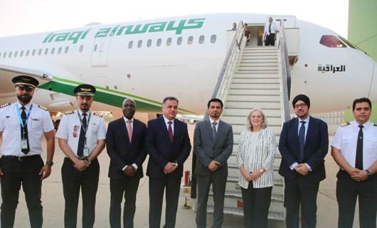 وزير النقل العراقي والسفيرة الأميركية مع آخرين خلال استلام طائرة الأحلام في بمطار بغداد 