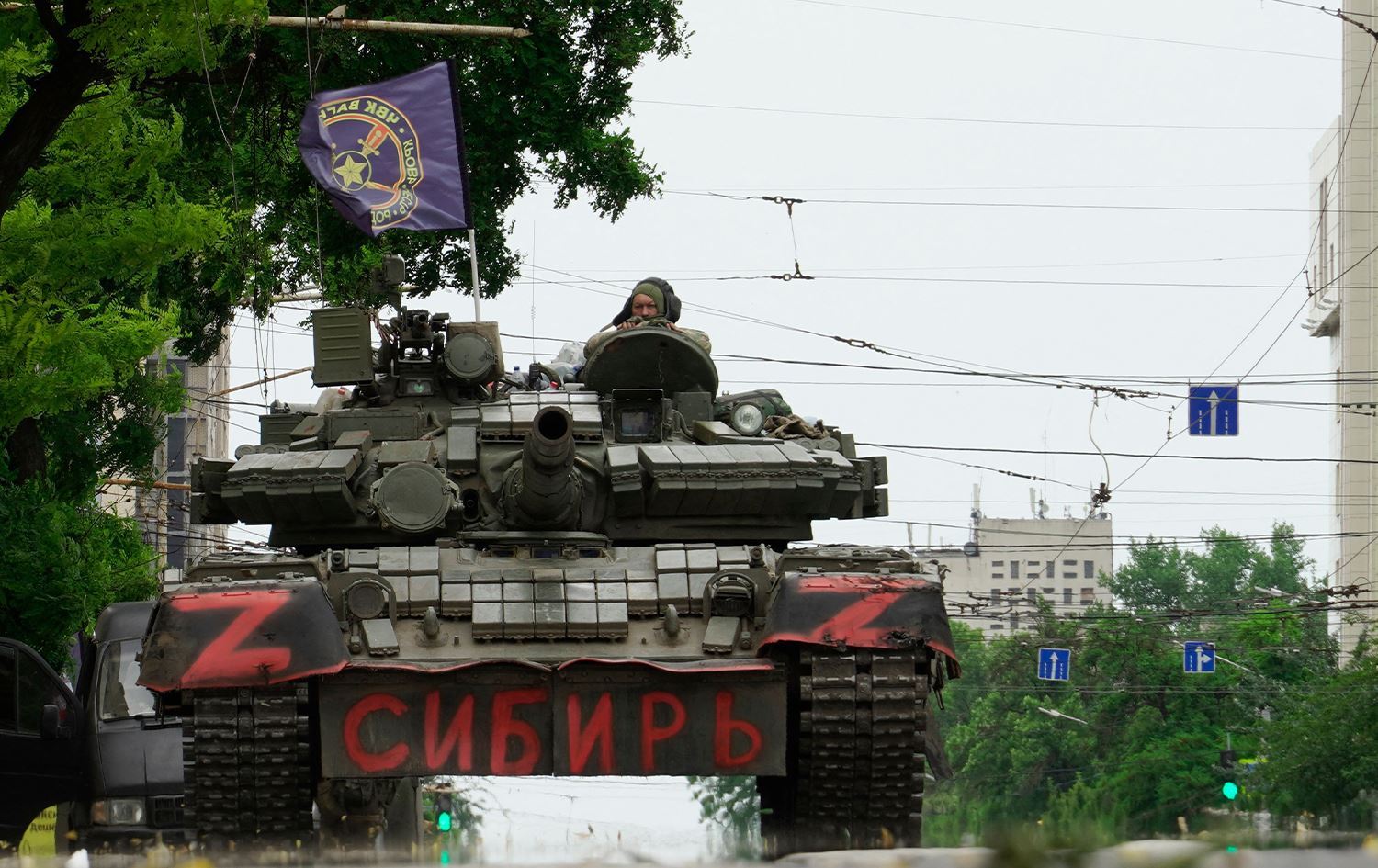 Rostov kentini ele geçiren Wagner güçlerine ait bir tank. 