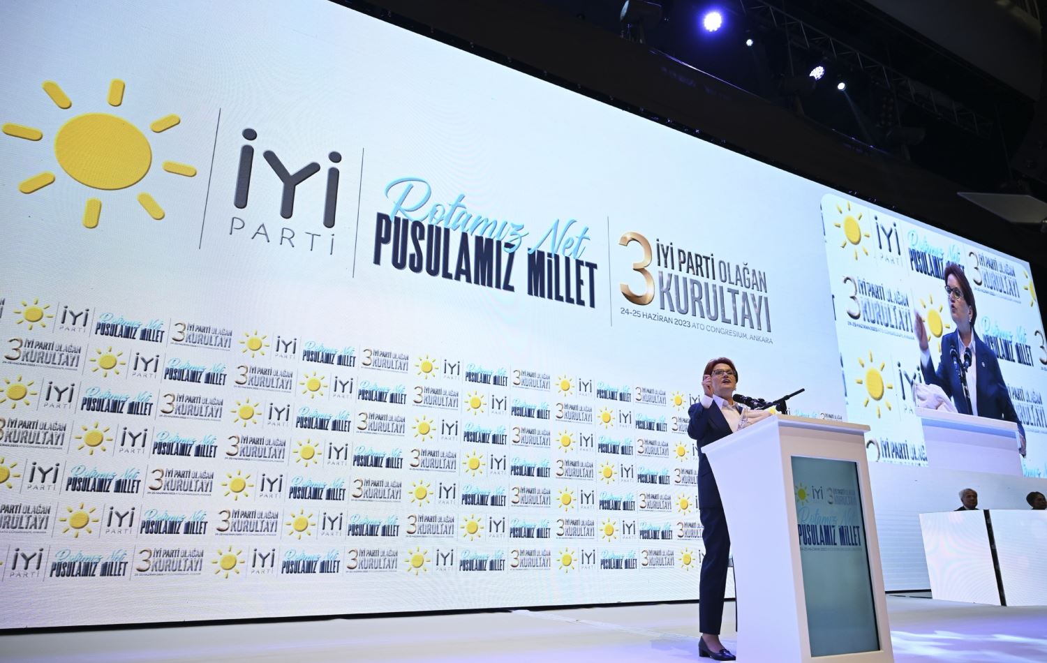 مەراڵ ئاکشەنەر لە سێیەمین کۆنگرەی پارتەکەی لەکاتی پێشکێشکردنی گوتاردا، وێنە: AA