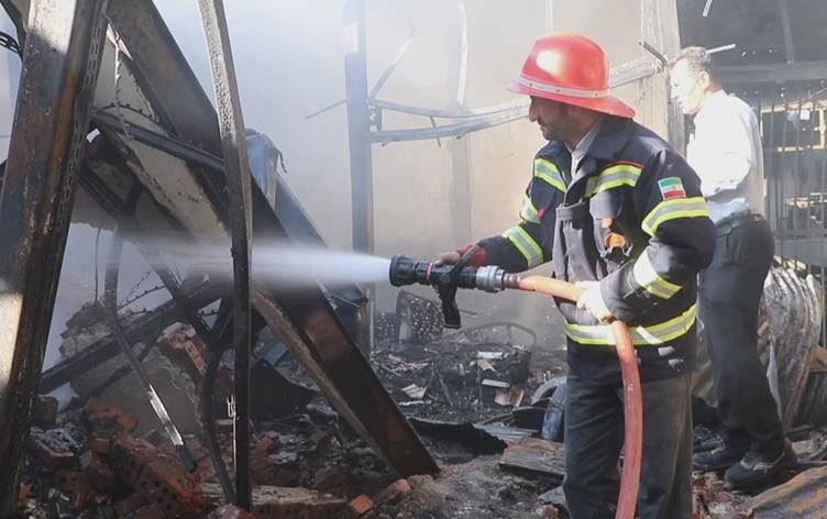 ئاگرکوژێنەوەیەک لەکاتی کوژاندنەوەی ئاگرەکە