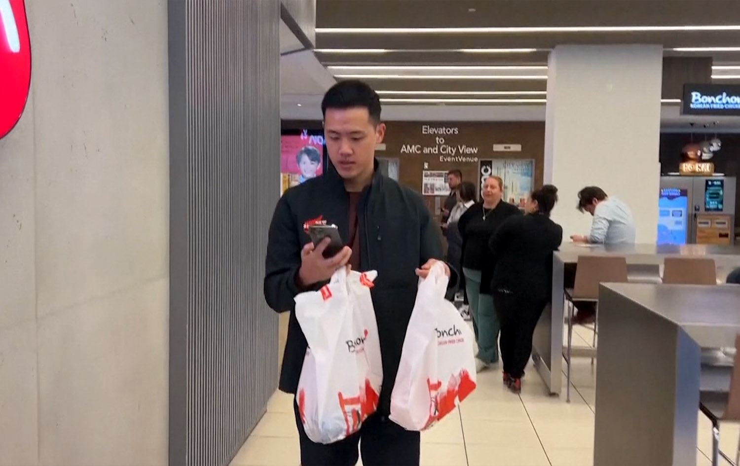 ملیاردێرێكی ئەمریکا خۆی کاری دیلیڤەری بۆ کۆمپانیاکەی دەکات