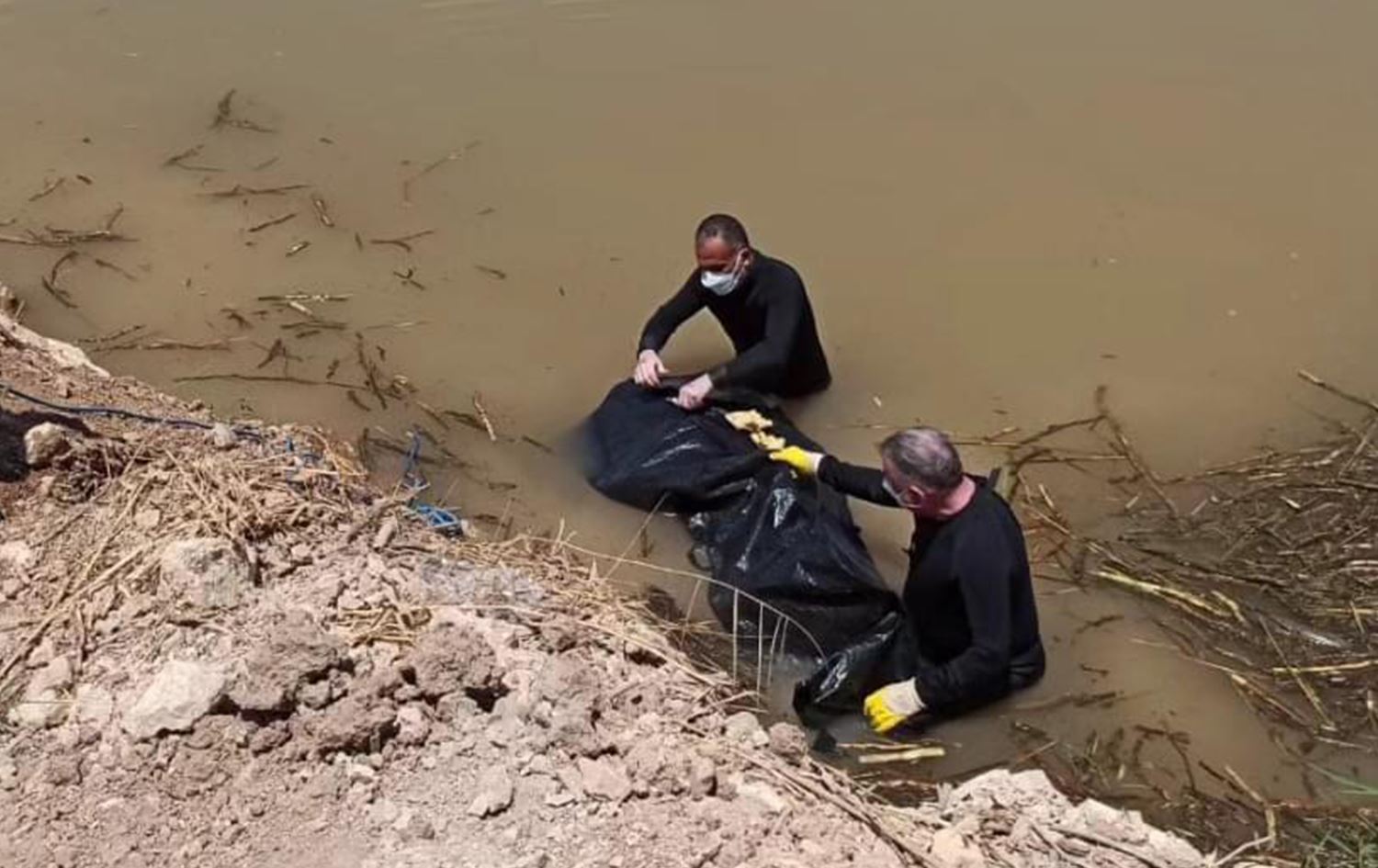 Li navçeya Tilbişarê ya ser bi Dîlokê ve di Çemê Sacirê de termên 2 ciwanan hatin dîtin.