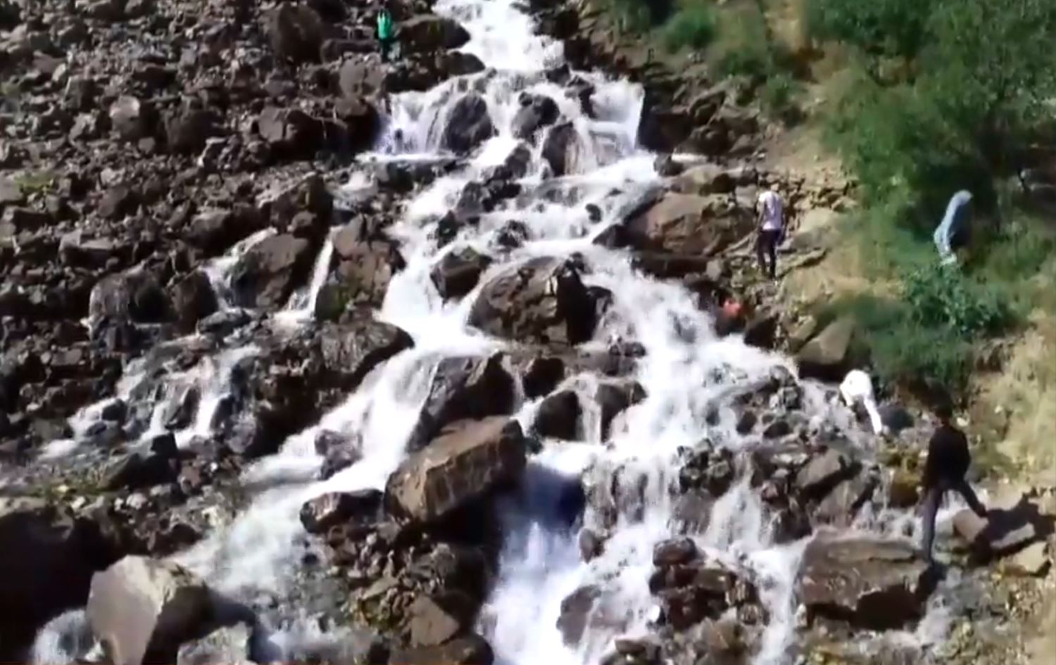 Di Cejna Qurbanê de bi sedan geştyaran serdana Kanî Spiyê kirin