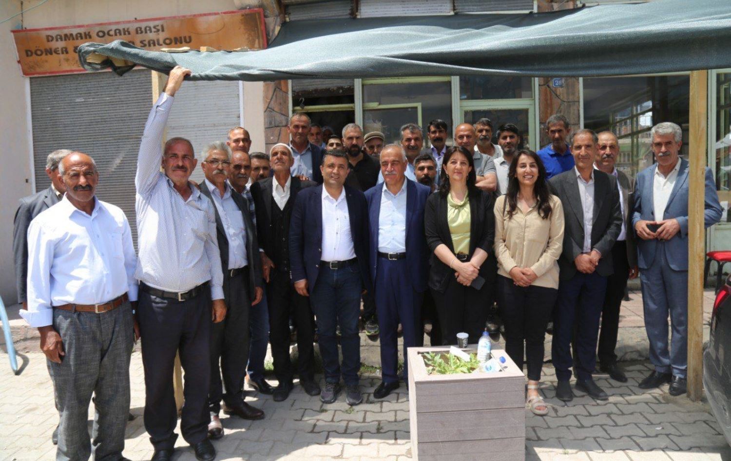  هاوسەرۆکی هەدەپە، لە پارێزگای وانی باکووری کوردستان لەگەڵ ئەندامانی رێکخستنی پارتەکەیدا کۆبووەوە