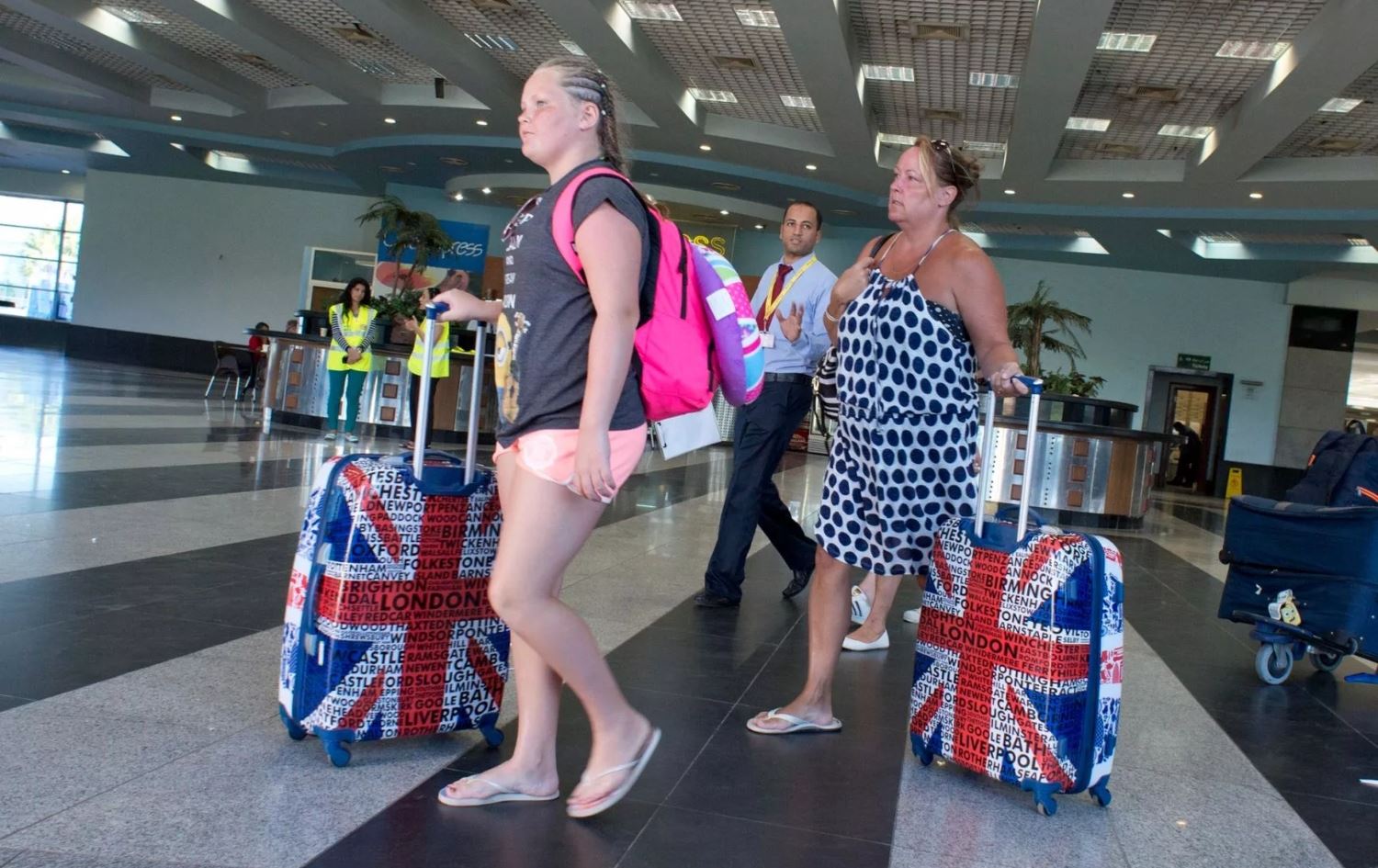  وێنەیەکی ئەرشیڤیی دوو گەشتیاری بەریتانی لە فڕۆکەخانەی شەرمشێخ لە میسر، وێنە: MYRROR