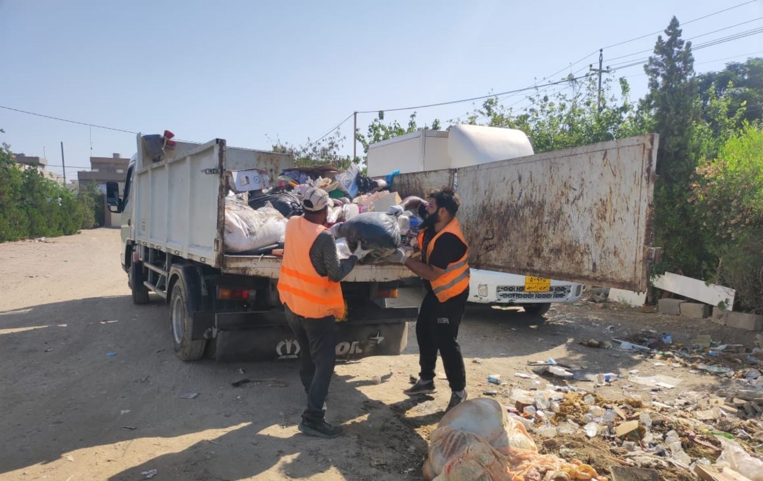 تیمەکانی شارەوانی لەکاتی هەڵگرتنەوە و پاککردنەوەی پاشماوەی ئاژەڵی قوربانی