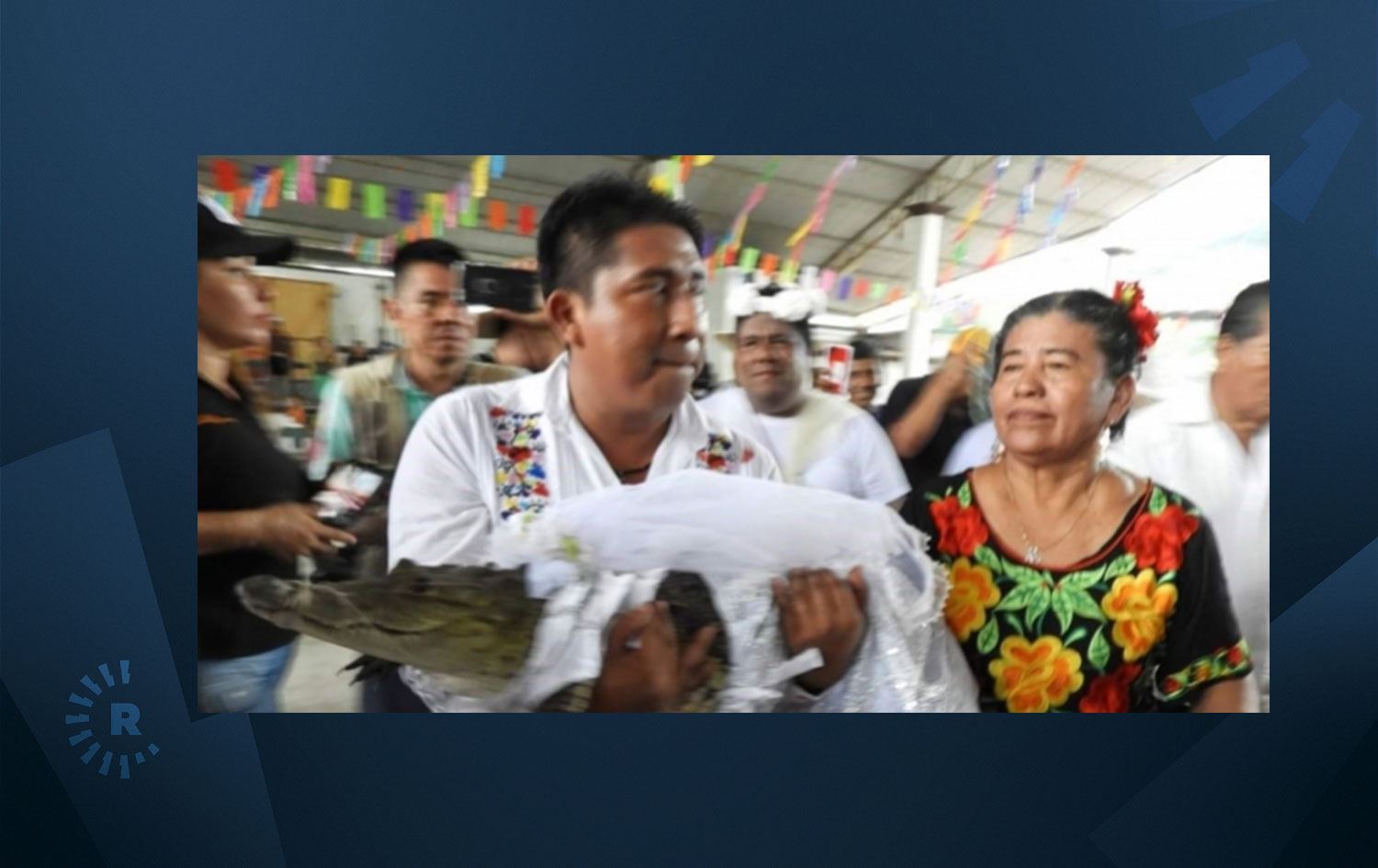 Belediye başkanı timsahla evlendi