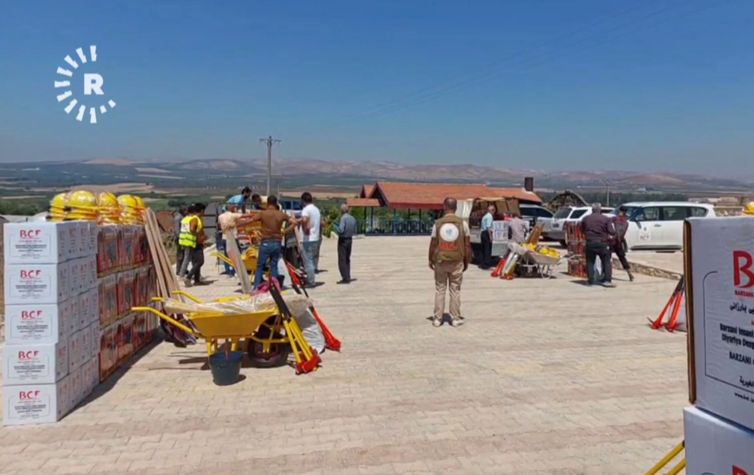 Dezgeha Xêrxwaziya Barzanî alîkariyên xizmetguzariyê da şaredariyên Efrînê