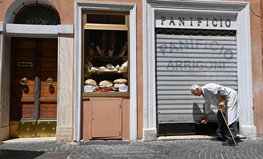 أنجيلو أريغوني يغلق مخبزه التاريخي "بانيفيتشو أريغوني" في روما - الصورة/ أ ف ب